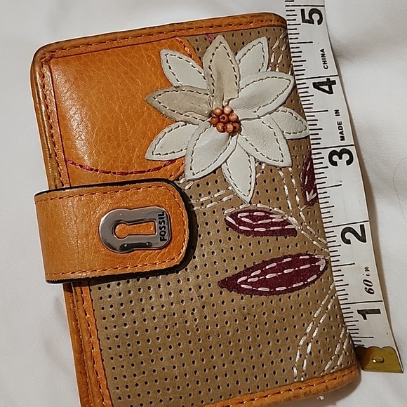 womans Fossil bi-fold wallet - Picture 2 of 8